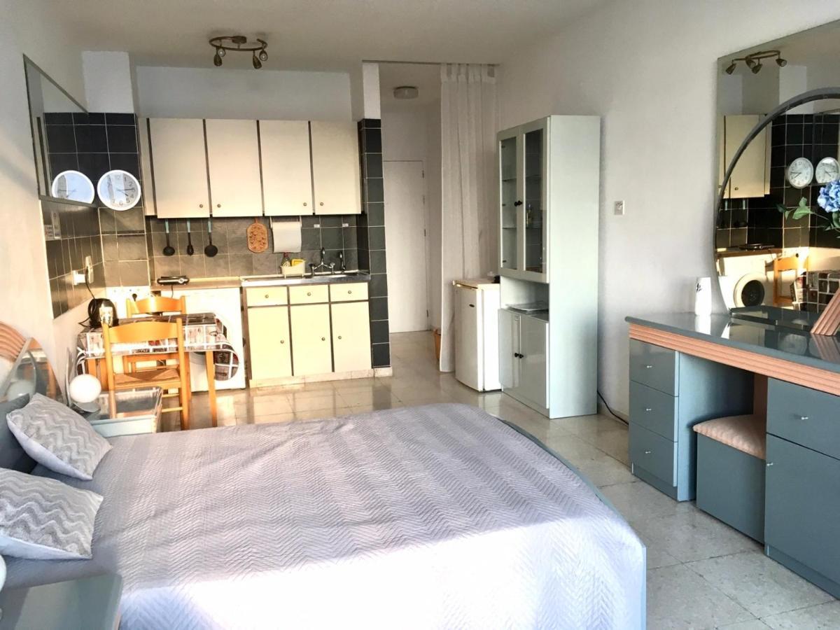 Sunset Seaview Studio Apartment Paphos Bagian luar foto